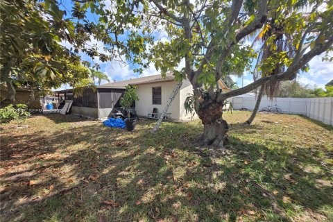 House in Miami, Florida 4 bedrooms, 156.17 sq.m. № 2033404 - photo 12