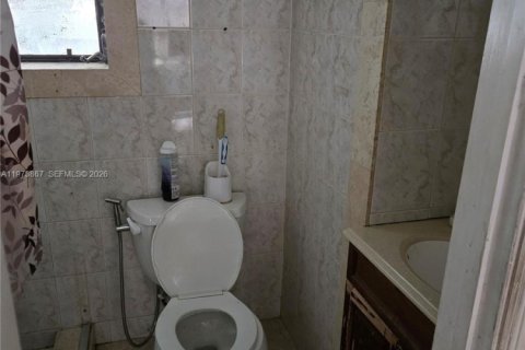 House in Miami, Florida 4 bedrooms, 156.17 sq.m. № 2033404 - photo 18