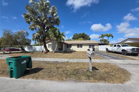 House in Miami, Florida 4 bedrooms, 156.17 sq.m. № 2033404 - photo 4