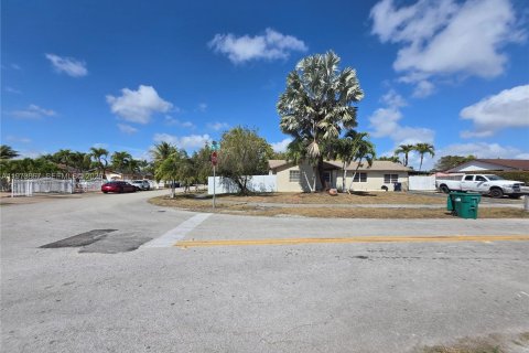 House in Miami, Florida 4 bedrooms, 156.17 sq.m. № 2033404 - photo 3