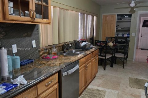 House in Miami, Florida 4 bedrooms, 156.17 sq.m. № 2033404 - photo 20