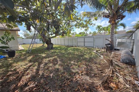 House in Miami, Florida 4 bedrooms, 156.17 sq.m. № 2033404 - photo 10