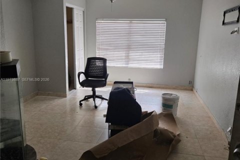 House in Miami, Florida 4 bedrooms, 156.17 sq.m. № 2033404 - photo 16