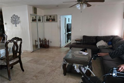 House in Miami, Florida 4 bedrooms, 156.17 sq.m. № 2033404 - photo 25