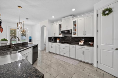 House in Winter Garden, Florida 7 bedrooms, 437.01 sq.m. № 2225442 - photo 9