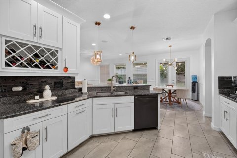 House in Winter Garden, Florida 7 bedrooms, 437.01 sq.m. № 2225442 - photo 10
