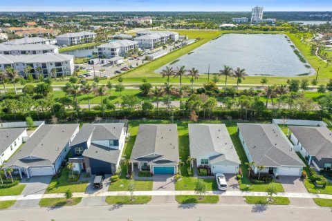 House in Port St. Lucie, Florida 3 bedrooms, 160.16 sq.m. № 2190919 - photo 10