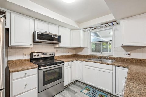 House in Orlando, Florida 3 bedrooms, 124.12 sq.m. № 2131648 - photo 12