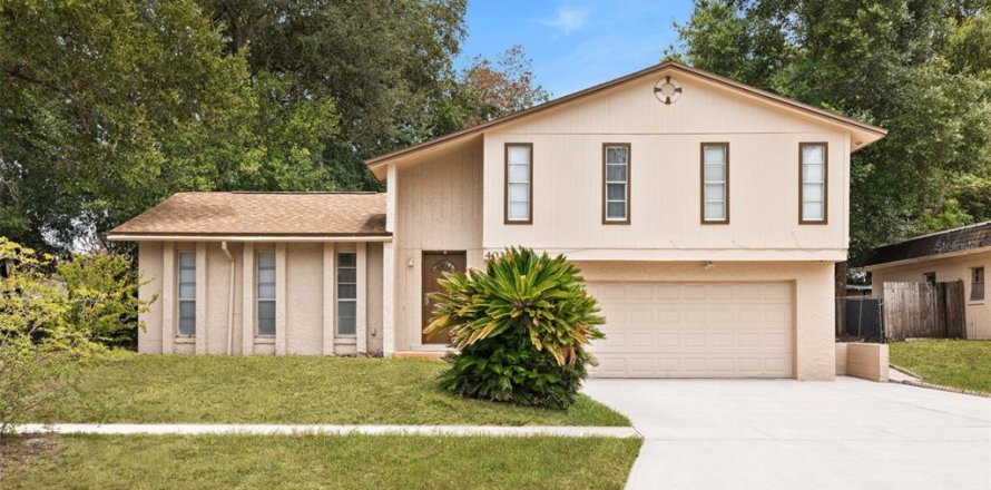 House in Orlando, Florida 3 bedrooms, 124.12 sq.m. № 2131648