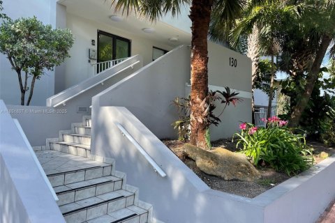 Condo in Miami Beach, Florida, 2 bedrooms  № 1871423 - photo 1