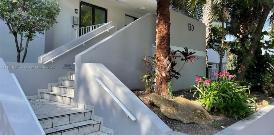 Condo in Miami Beach, Florida, 2 bedrooms  № 1871423