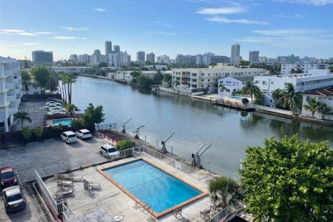Condo in Miami Beach, Florida, 2 bedrooms  № 1871423 - photo 2