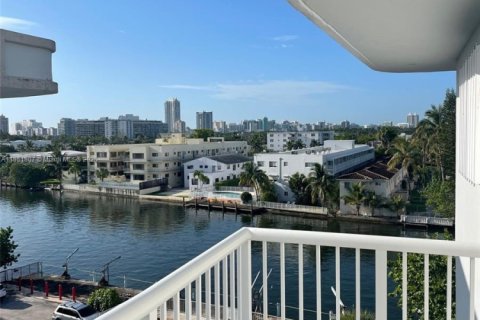 Condo in Miami Beach, Florida, 2 bedrooms  № 1871423 - photo 8