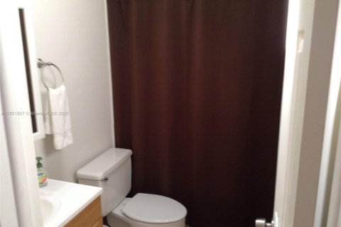 Condo in Miami Beach, Florida, 2 bedrooms  № 1871423 - photo 11