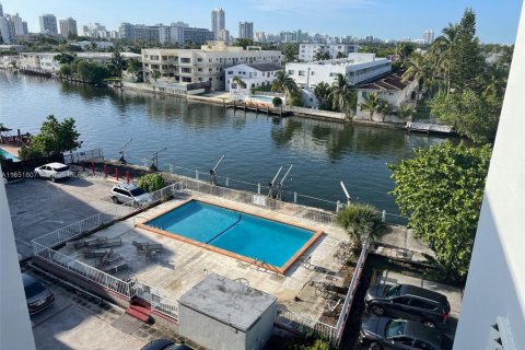 Condo in Miami Beach, Florida, 2 bedrooms  № 1871423 - photo 17