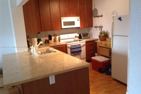 Condo in Miami Beach, Florida, 2 bedrooms  № 1871423 - photo 10