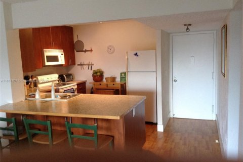 Condo in Miami Beach, Florida, 2 bedrooms  № 1871423 - photo 15