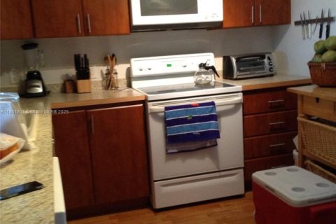 Condo in Miami Beach, Florida, 2 bedrooms  № 1871423 - photo 16