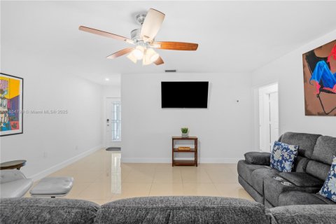 Townhouse in Miami Lakes, Florida 3 bedrooms, 123.84 sq.m. № 1872727 - photo 4