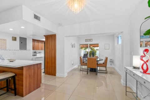 Townhouse in Miami Lakes, Florida 3 bedrooms, 123.84 sq.m. № 1872727 - photo 8