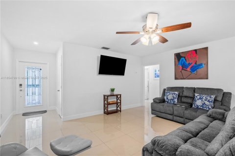 Townhouse in Miami Lakes, Florida 3 bedrooms, 123.84 sq.m. № 1872727 - photo 3