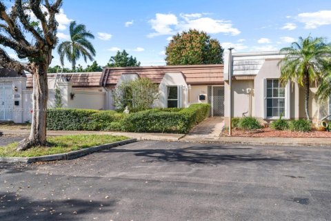 Townhouse in Miami Lakes, Florida 3 bedrooms, 123.84 sq.m. № 1872727 - photo 1