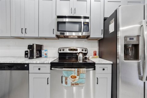 Townhouse in Tampa, Florida 3 bedrooms, 157 sq.m. № 2099477 - photo 8