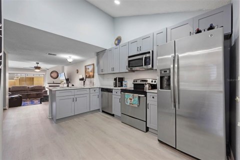Townhouse in Tampa, Florida 3 bedrooms, 157 sq.m. № 2099477 - photo 5