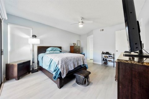 Townhouse in Tampa, Florida 3 bedrooms, 157 sq.m. № 2099477 - photo 16