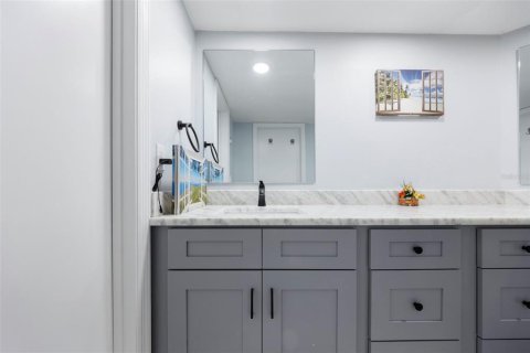 Townhouse in Tampa, Florida 3 bedrooms, 157 sq.m. № 2099477 - photo 20