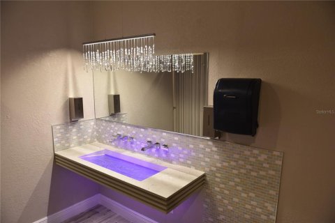 Immobilier commercial à louer à Tampa, Floride: 2168.9 m2 № 2106497 - photo 4