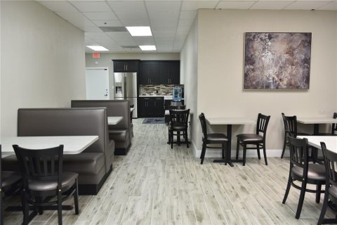 Immobilier commercial à louer à Tampa, Floride: 2168.9 m2 № 2106497 - photo 3