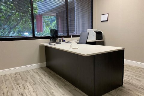 Immobilier commercial à louer à Tampa, Floride: 2168.9 m2 № 2106497 - photo 10
