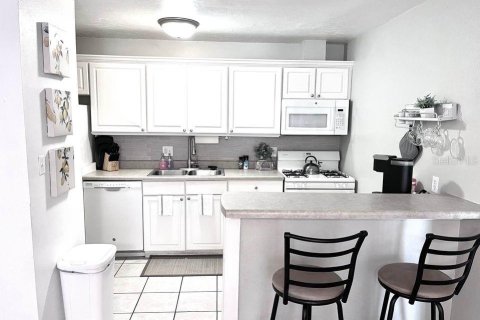 Condo in Gainesville, Florida, 2 bedrooms  № 1750618 - photo 12
