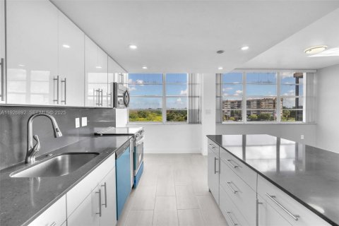 Copropriété à louer à Pembroke Pines, Floride: 2 chambres, 104.05 m2 № 1985805 - photo 3