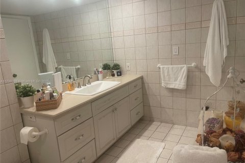 Condo in Key Biscayne, Florida, 2 bedrooms  № 1714853 - photo 18