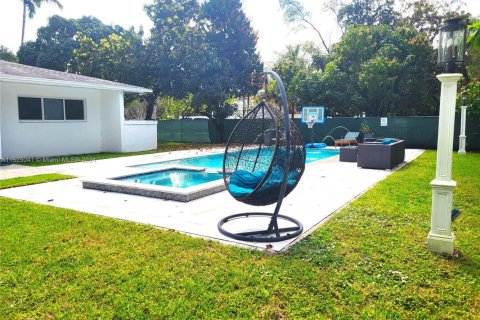 House in Miami, Florida 4 bedrooms, 264.96 sq.m. № 1694704 - photo 24