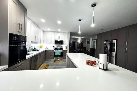 House in Miami, Florida 4 bedrooms, 264.96 sq.m. № 1694704 - photo 13