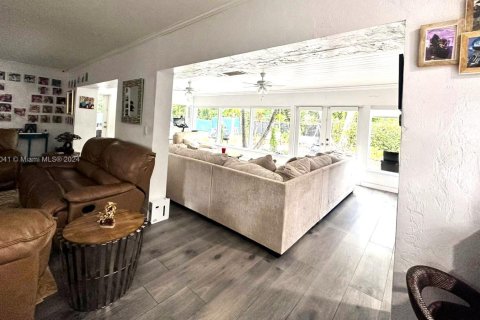 House in Miami, Florida 4 bedrooms, 264.96 sq.m. № 1694704 - photo 14