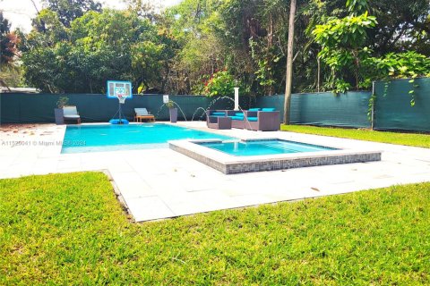 House in Miami, Florida 4 bedrooms, 264.96 sq.m. № 1694704 - photo 23