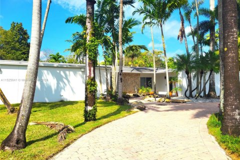 House in Miami, Florida 4 bedrooms, 264.96 sq.m. № 1694704 - photo 2