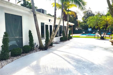 House in Miami, Florida 4 bedrooms, 264.96 sq.m. № 1694704 - photo 6