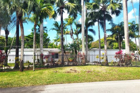 House in Miami, Florida 4 bedrooms, 264.96 sq.m. № 1694704 - photo 1