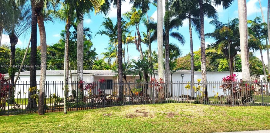House in Miami, Florida 4 bedrooms, 264.96 sq.m. № 1694704