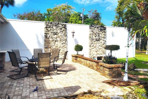 House in Miami, Florida 4 bedrooms, 264.96 sq.m. № 1694704 - photo 28