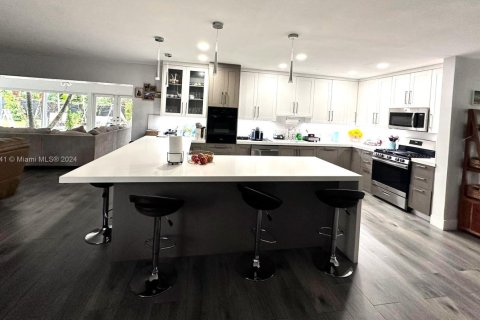 House in Miami, Florida 4 bedrooms, 264.96 sq.m. № 1694704 - photo 11