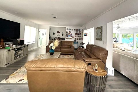 House in Miami, Florida 4 bedrooms, 264.96 sq.m. № 1694704 - photo 16