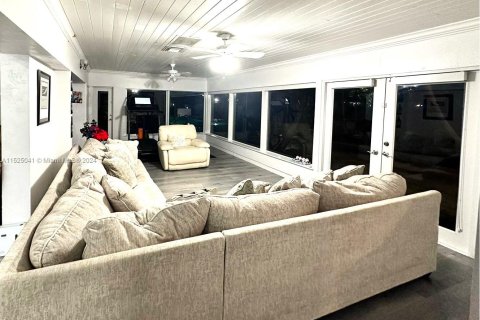 House in Miami, Florida 4 bedrooms, 264.96 sq.m. № 1694704 - photo 15