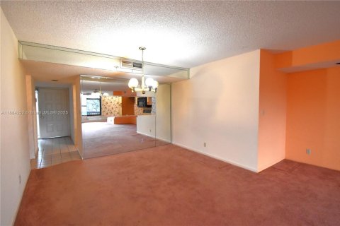Condo in Coconut Creek, Florida, 2 bedrooms  № 1931266 - photo 9