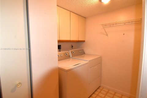 Condo in Coconut Creek, Florida, 2 bedrooms  № 1931266 - photo 12
